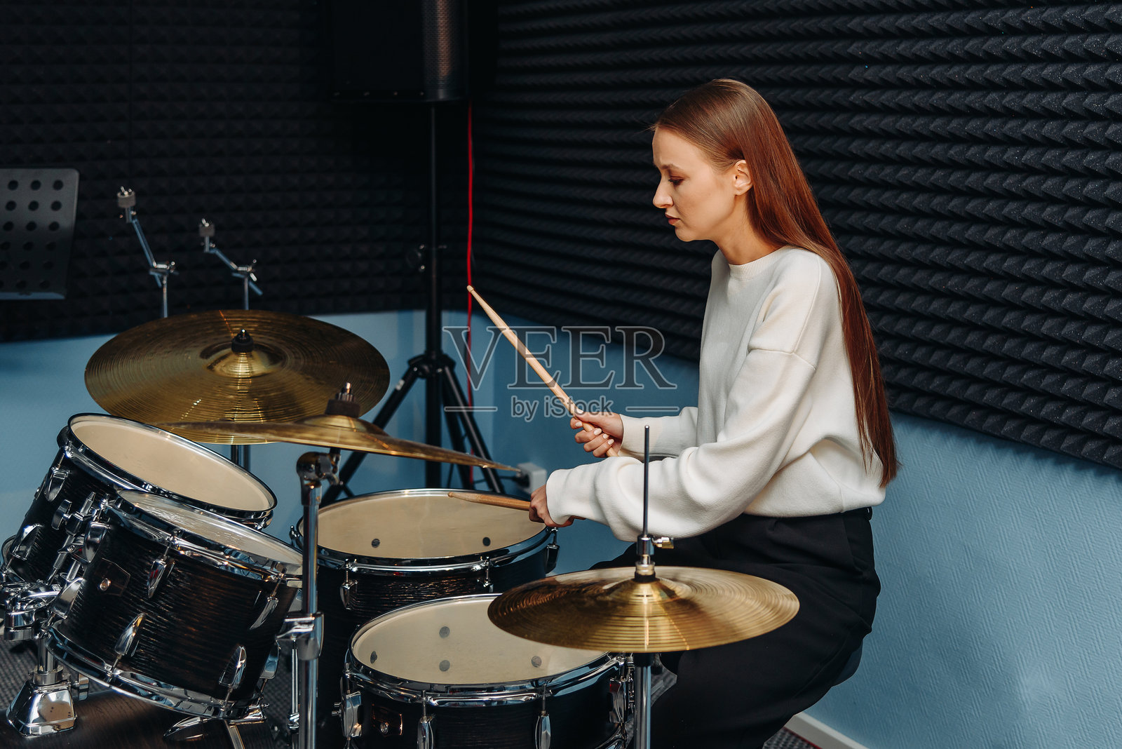 年轻女性在打鼓照片摄影图片