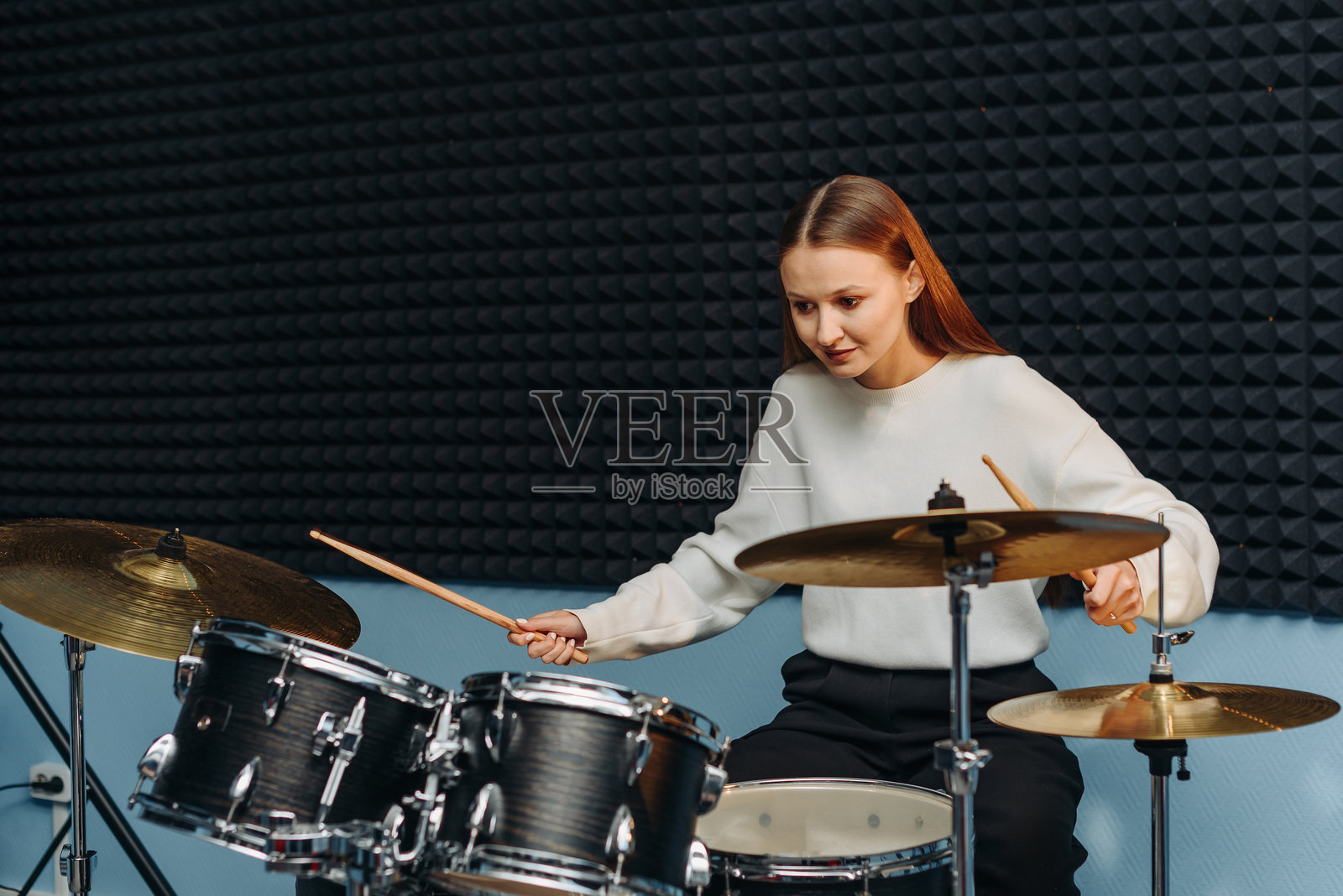 年轻女性在打鼓照片摄影图片