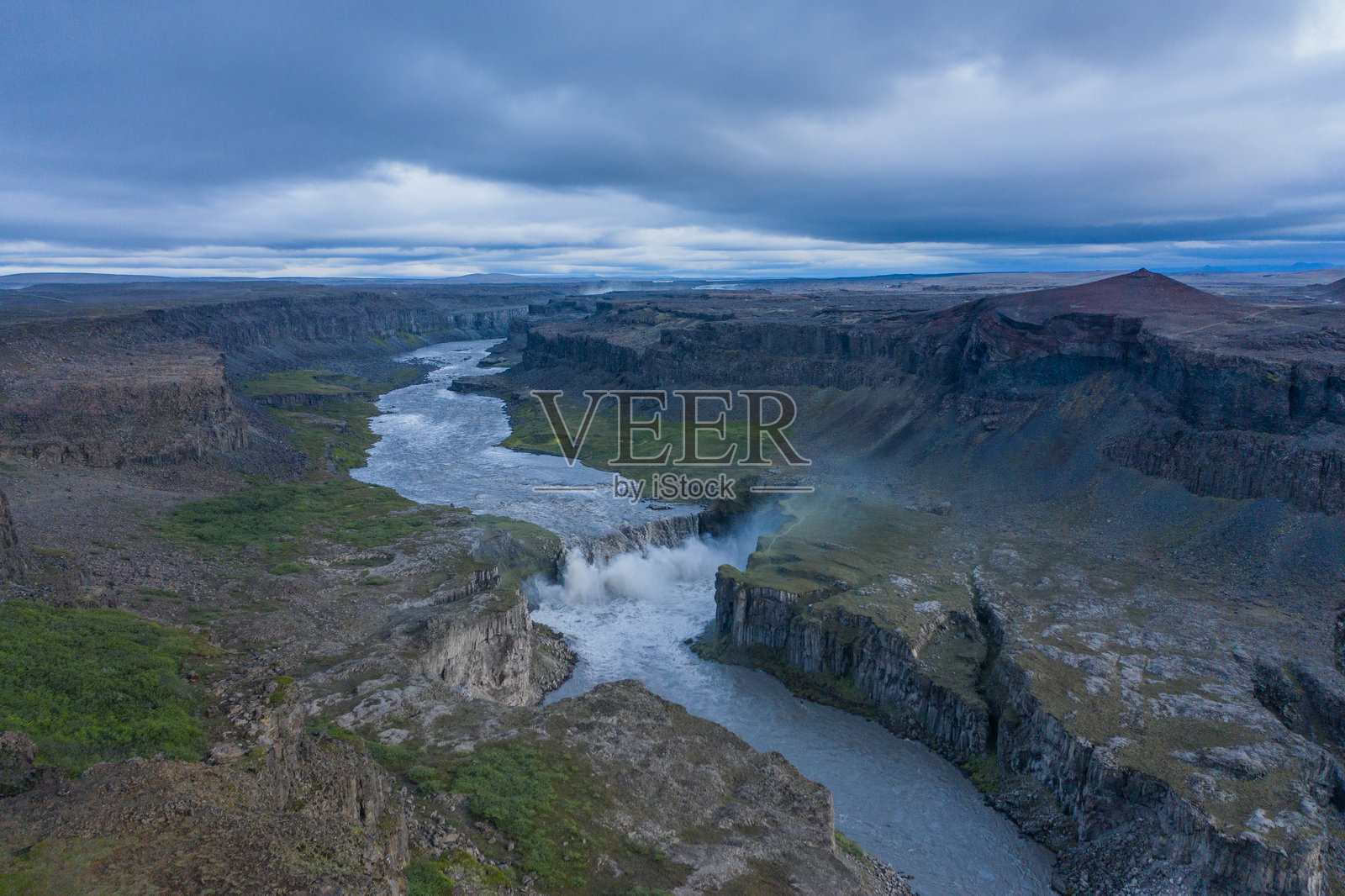 冰岛北部哈夫拉吉尔斯瀑布的鸟瞰图照片摄影图片