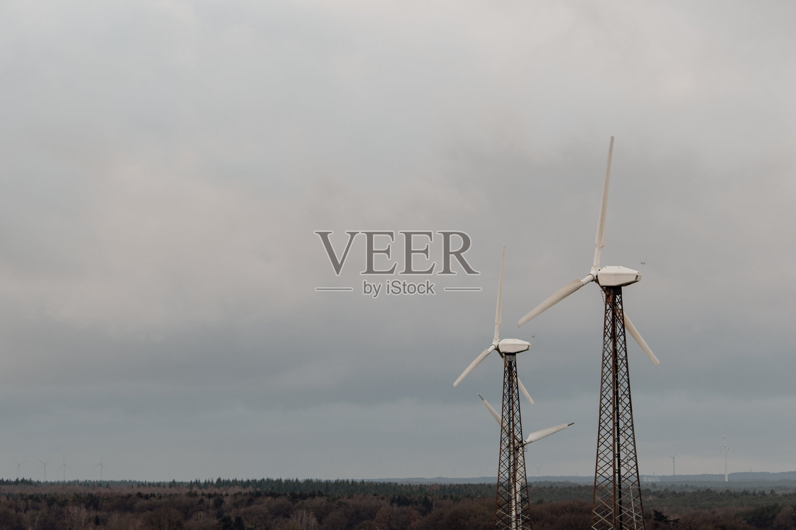 大型风力涡轮机的特写，背景为灰色照片摄影图片