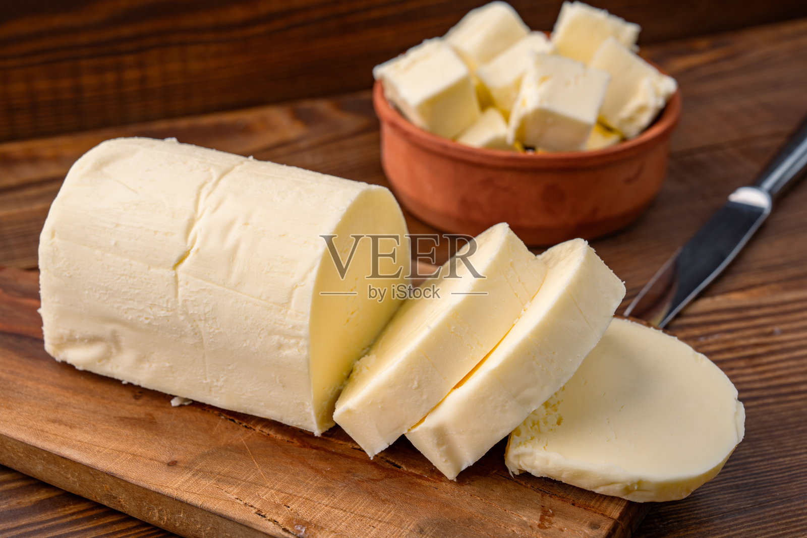在木质背景上，增添风味的早餐黄油照片摄影图片