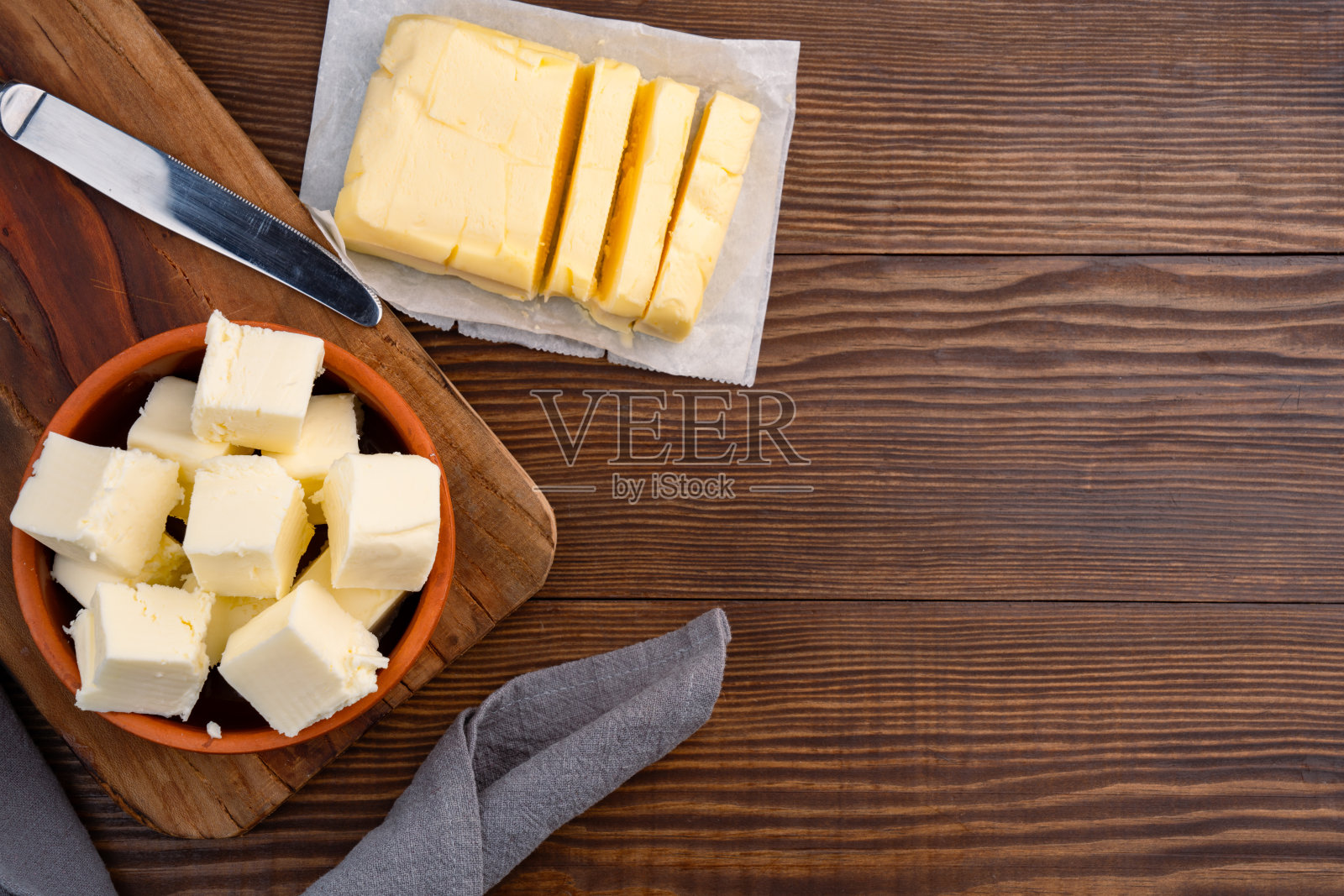 在木质背景上，增添风味的早餐黄油照片摄影图片