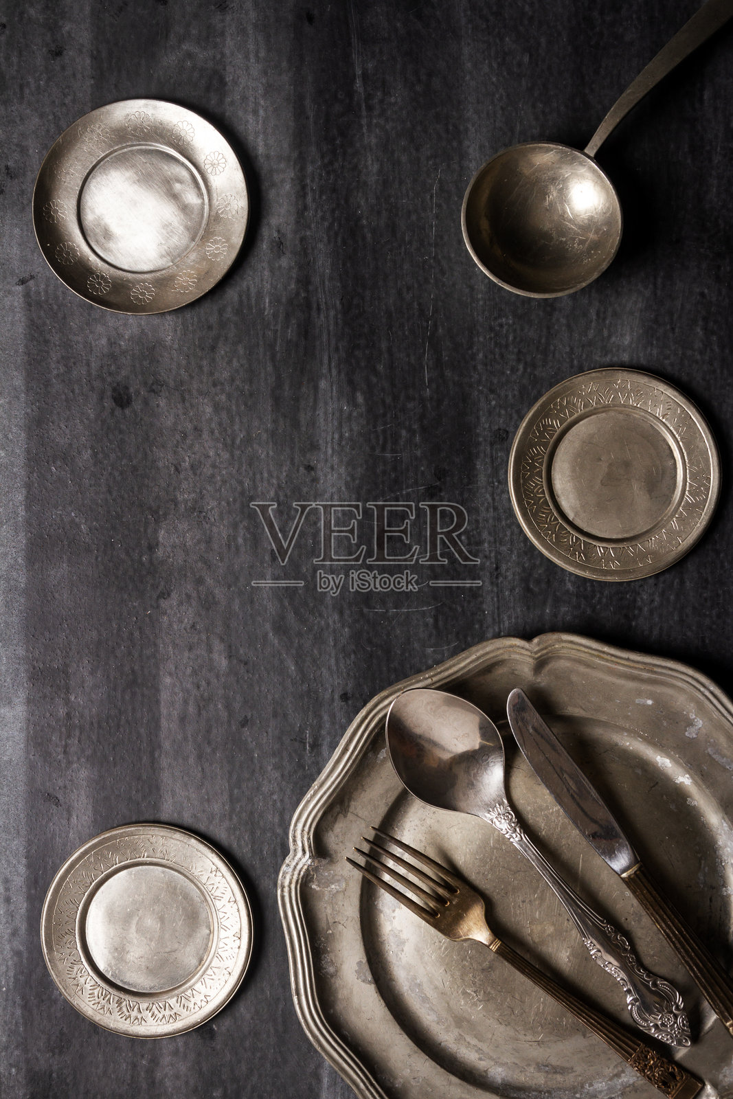 复古锡制盘子、碗和餐具照片摄影图片