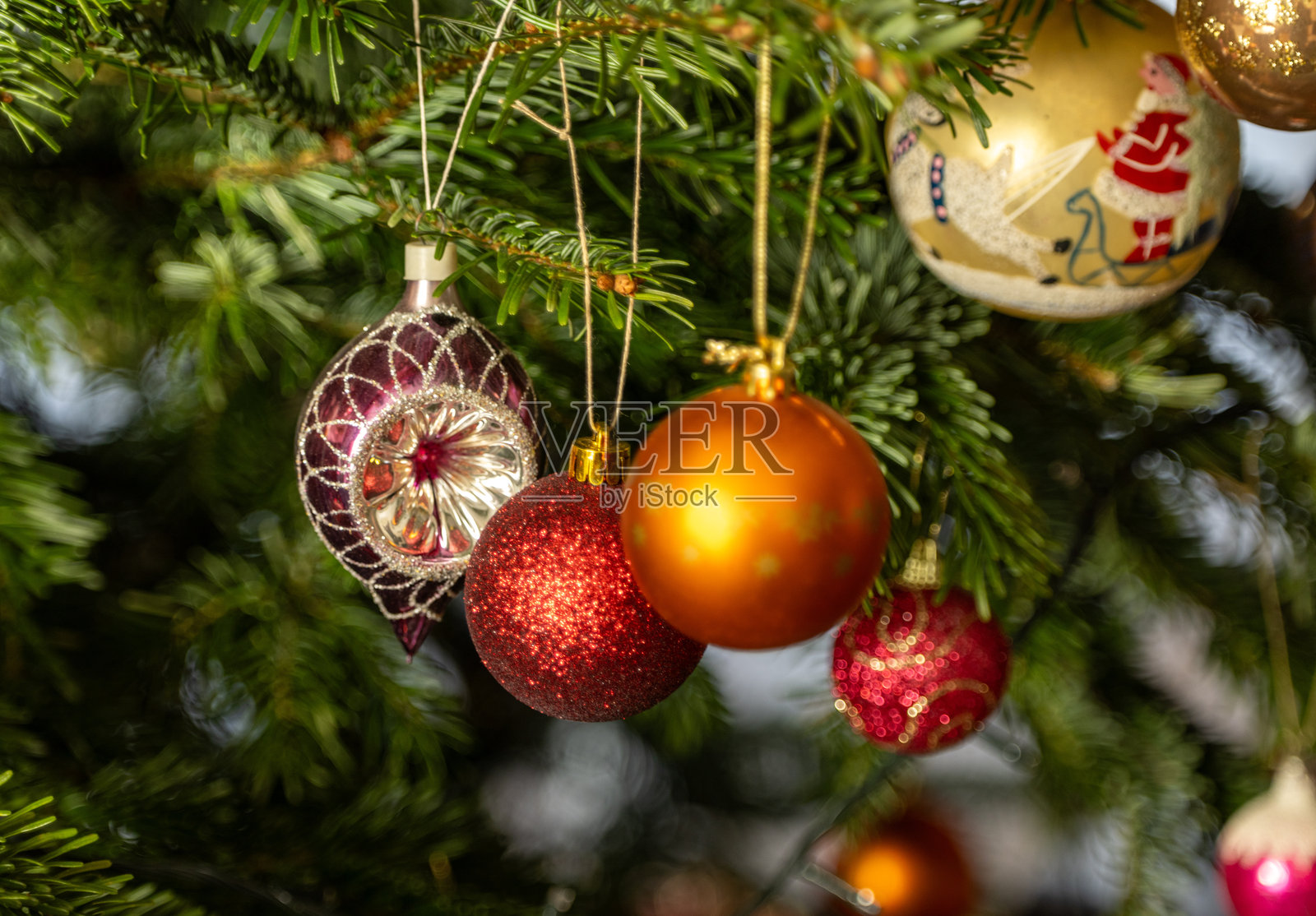 圣诞树上的圣诞球。节日装饰品挂在圣诞树上。照片摄影图片