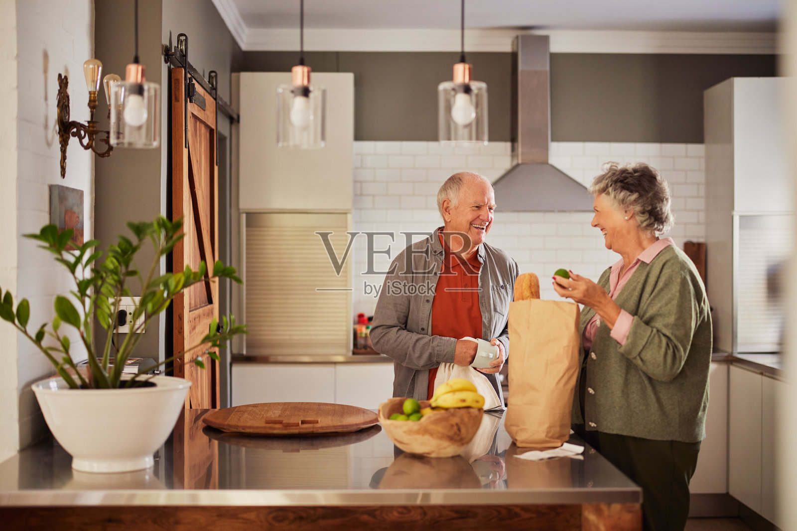 老年夫妇在杂货店购物后整理蔬菜照片摄影图片