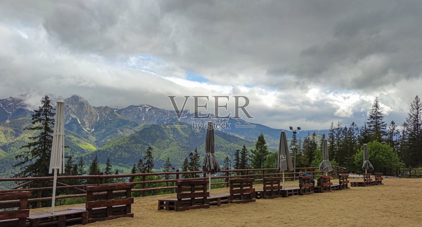 波兰。扎科帕内，咖啡馆，山景，春天，绿草如茵照片摄影图片