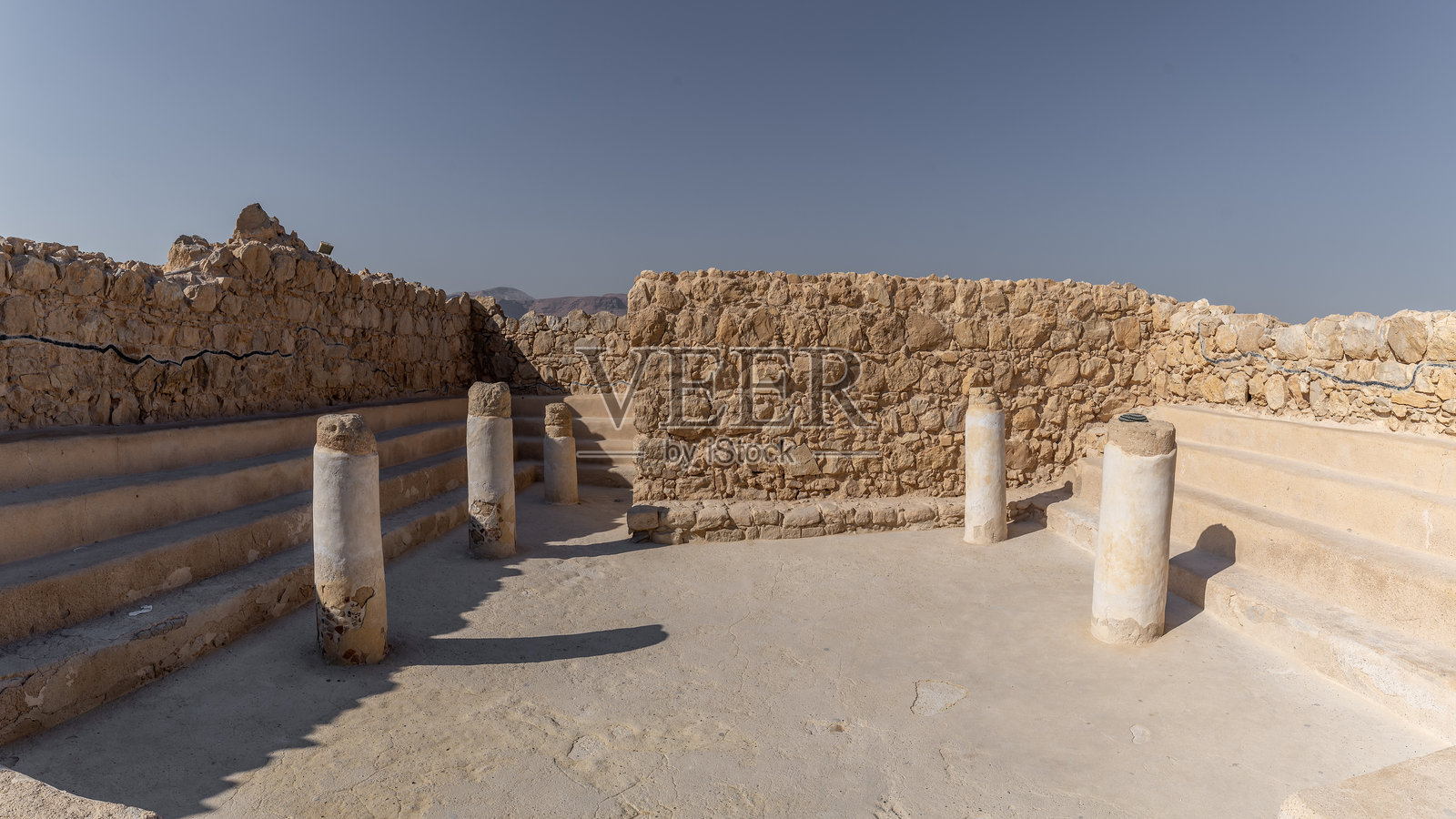 以色列马萨达古代犹太教堂遗址的全景视图。照片摄影图片