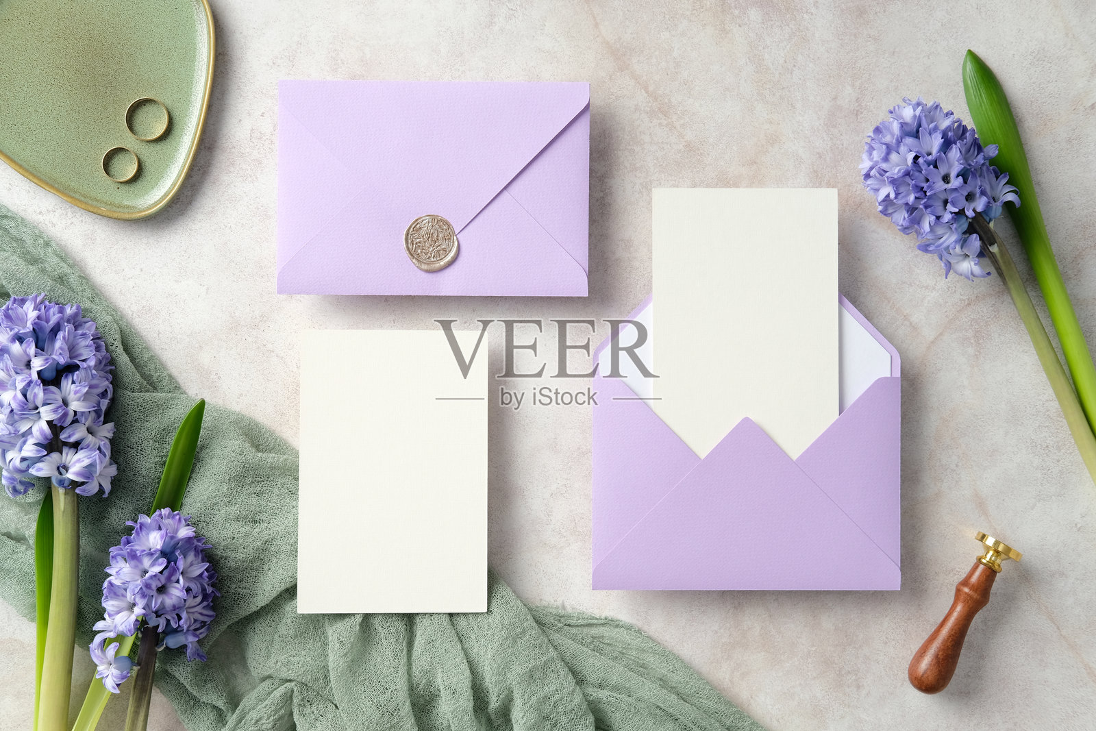 薰衣草色信封配空白卡片、蜡封和风信子花，背景为大理石。非常适合婚礼请柬、贺卡或文具样品。照片摄影图片