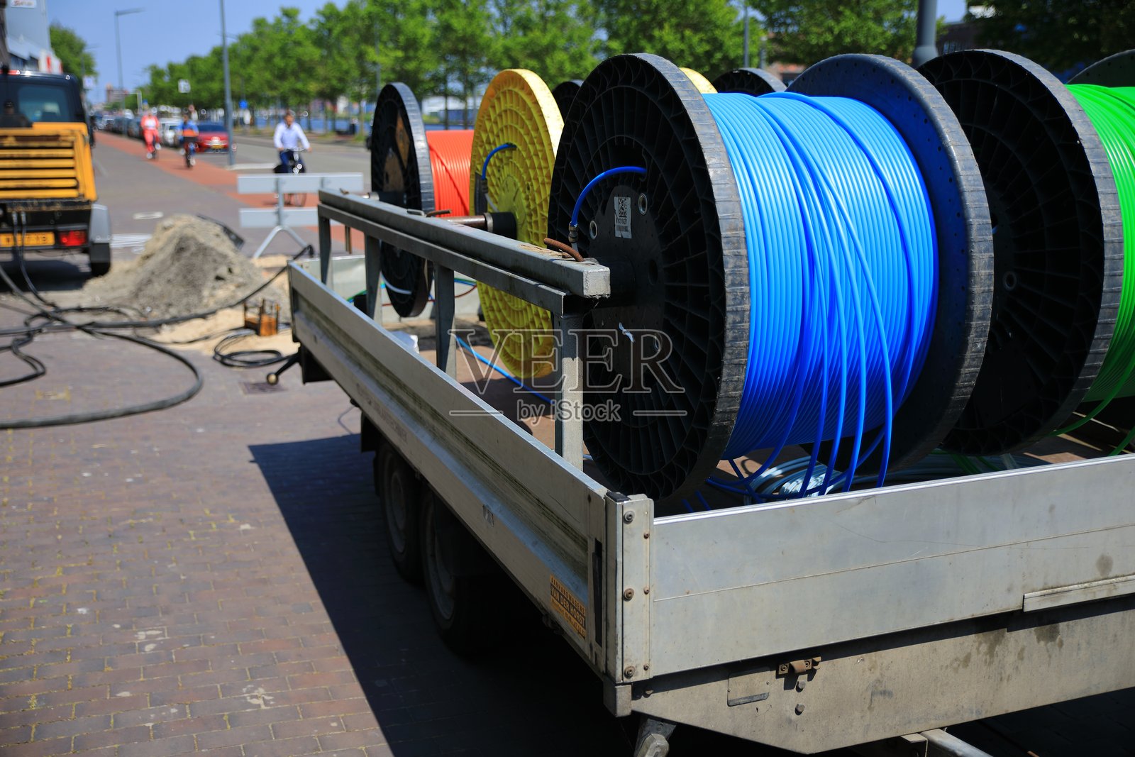 安装和连接光纤电缆到住宅照片摄影图片