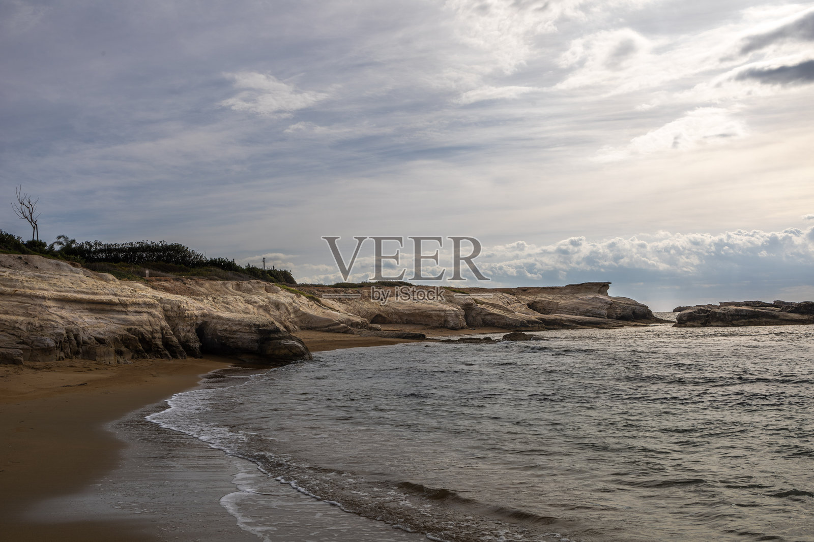 塞浦路斯的海洞、悬崖和拱门风景。白色石头洞穴悬崖岩石地中海地质全景照片摄影图片