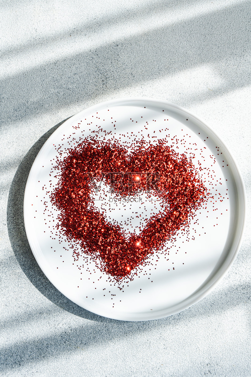 节日晚餐的红心桌面布置照片摄影图片