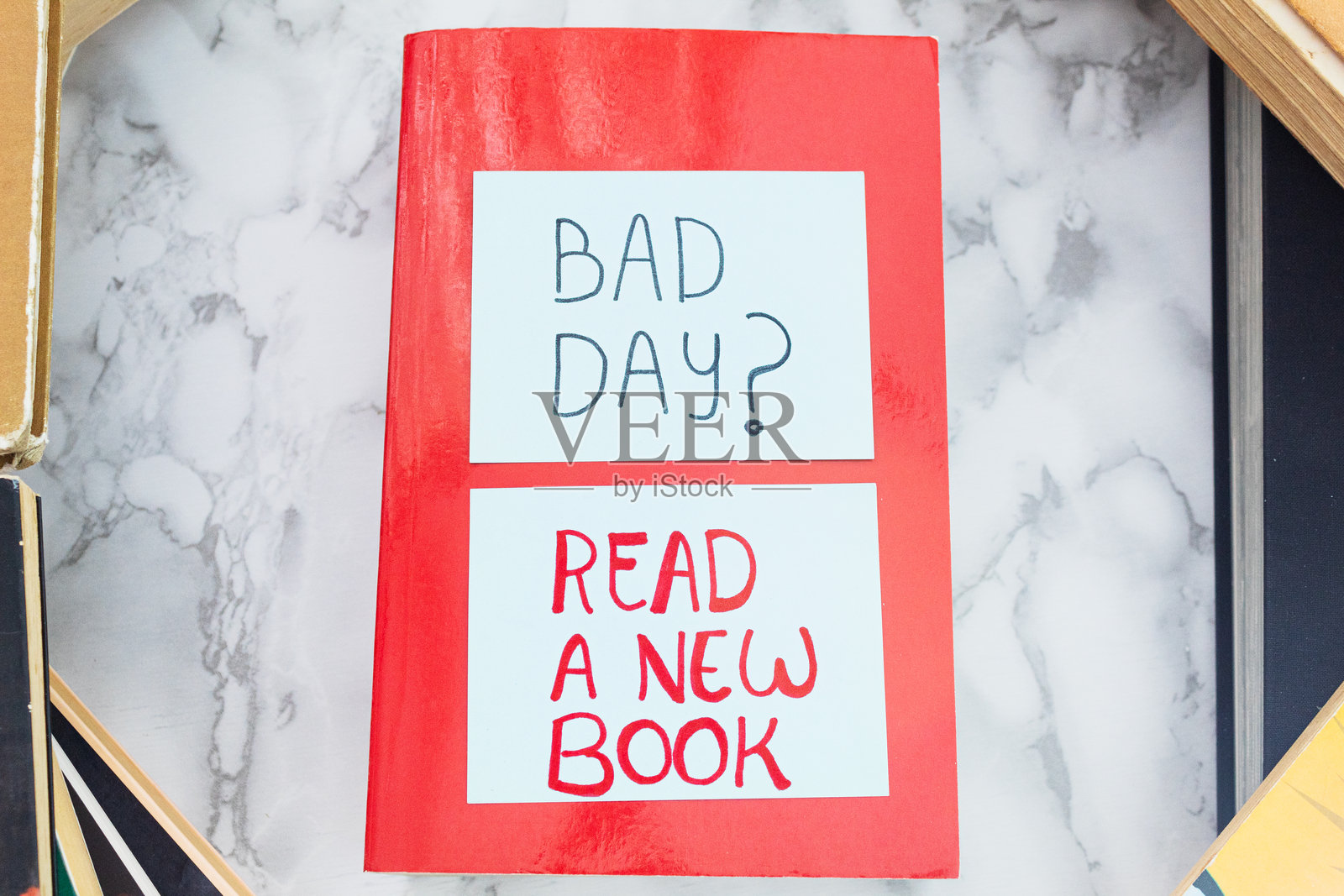 红色书籍，上面写着“糟糕的一天？读一本新书。”关于通过阅读克服糟糕的一天的励志笔记。疗愈阅读。照片摄影图片