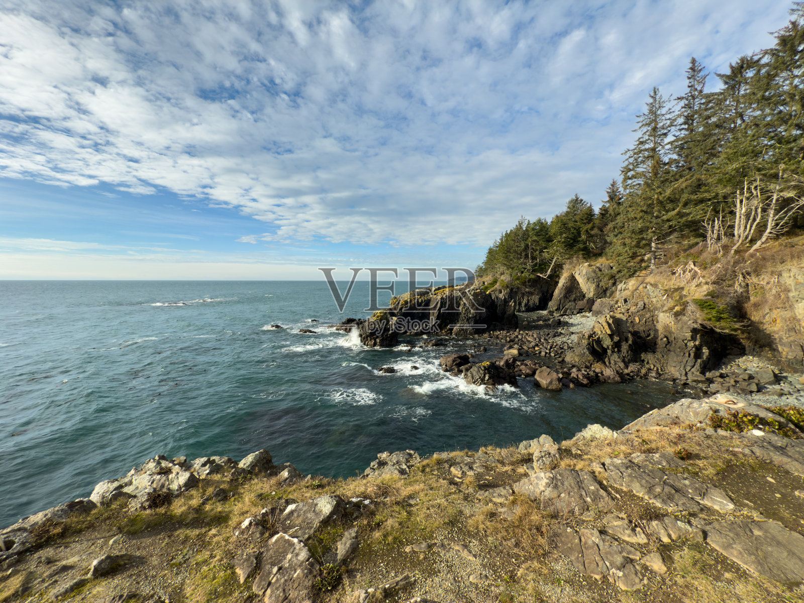 崎岖岩石海岸上的云彩照片摄影图片