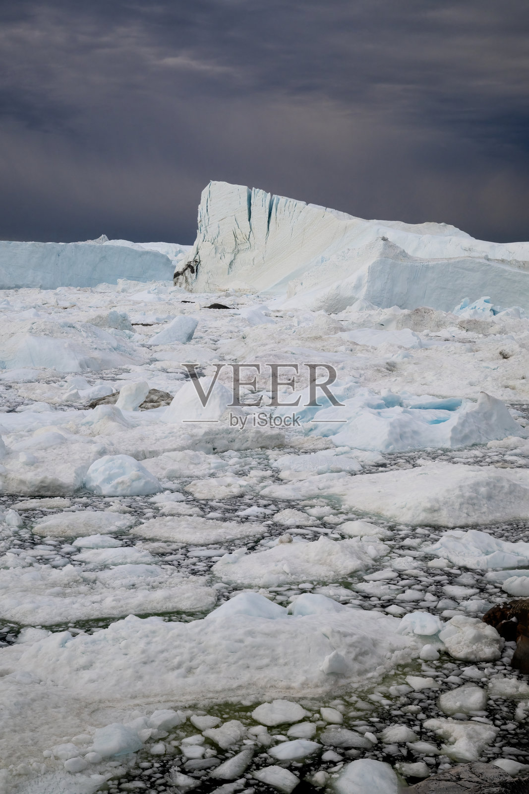 美妙的垂直视角冰山景观，位于格林兰伊卢利萨特的康吉亚峡湾冰峡湾。照片摄影图片