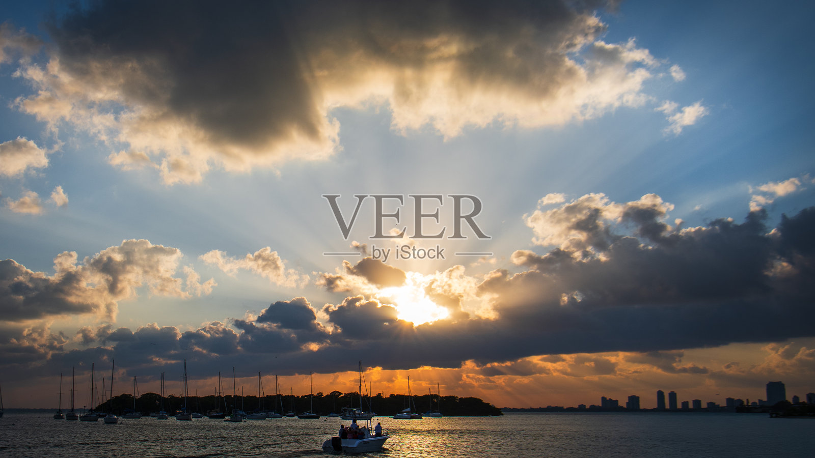 迈阿密的美丽日落，色彩斑斓，夕阳在说晚安。照片摄影图片