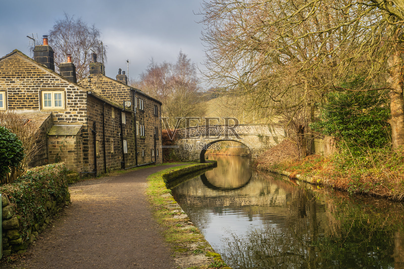 西约克郡索尔比桥附近的拉奇代尔运河，位于拉登福特。照片摄影图片