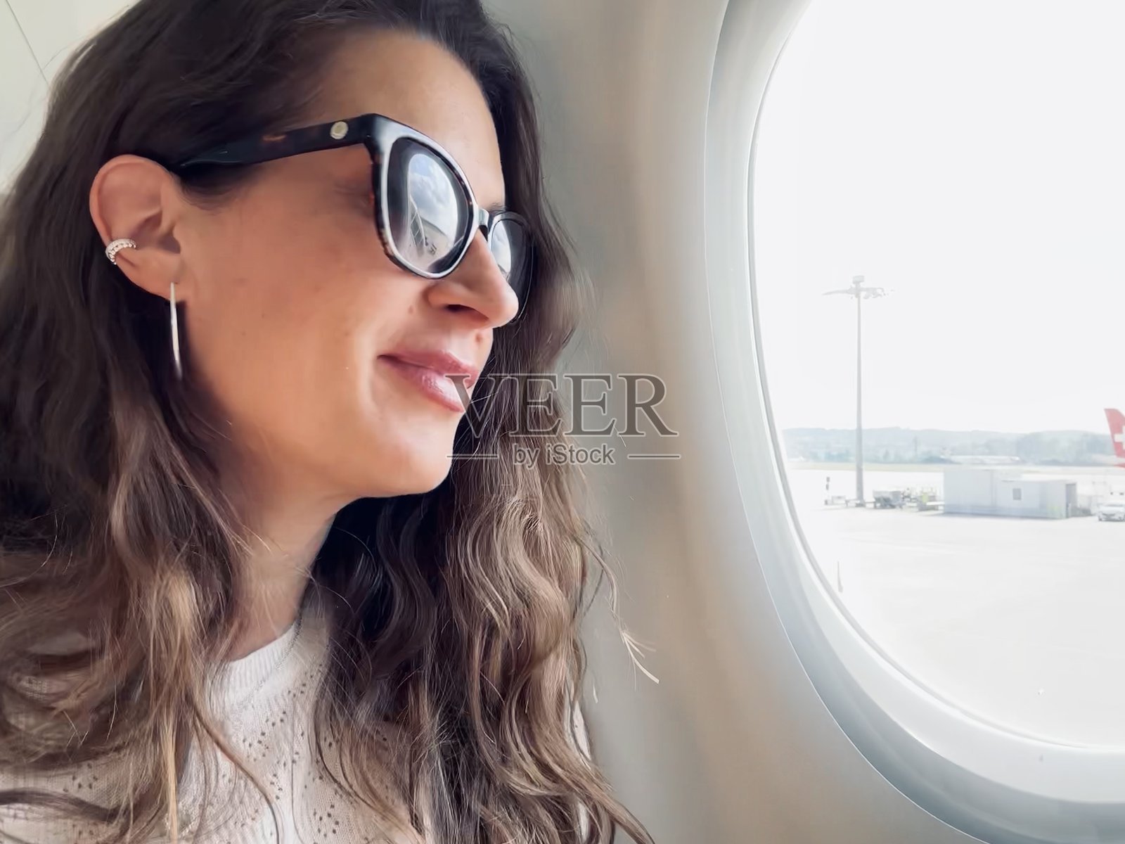 飞机上的女性肖像照片摄影图片