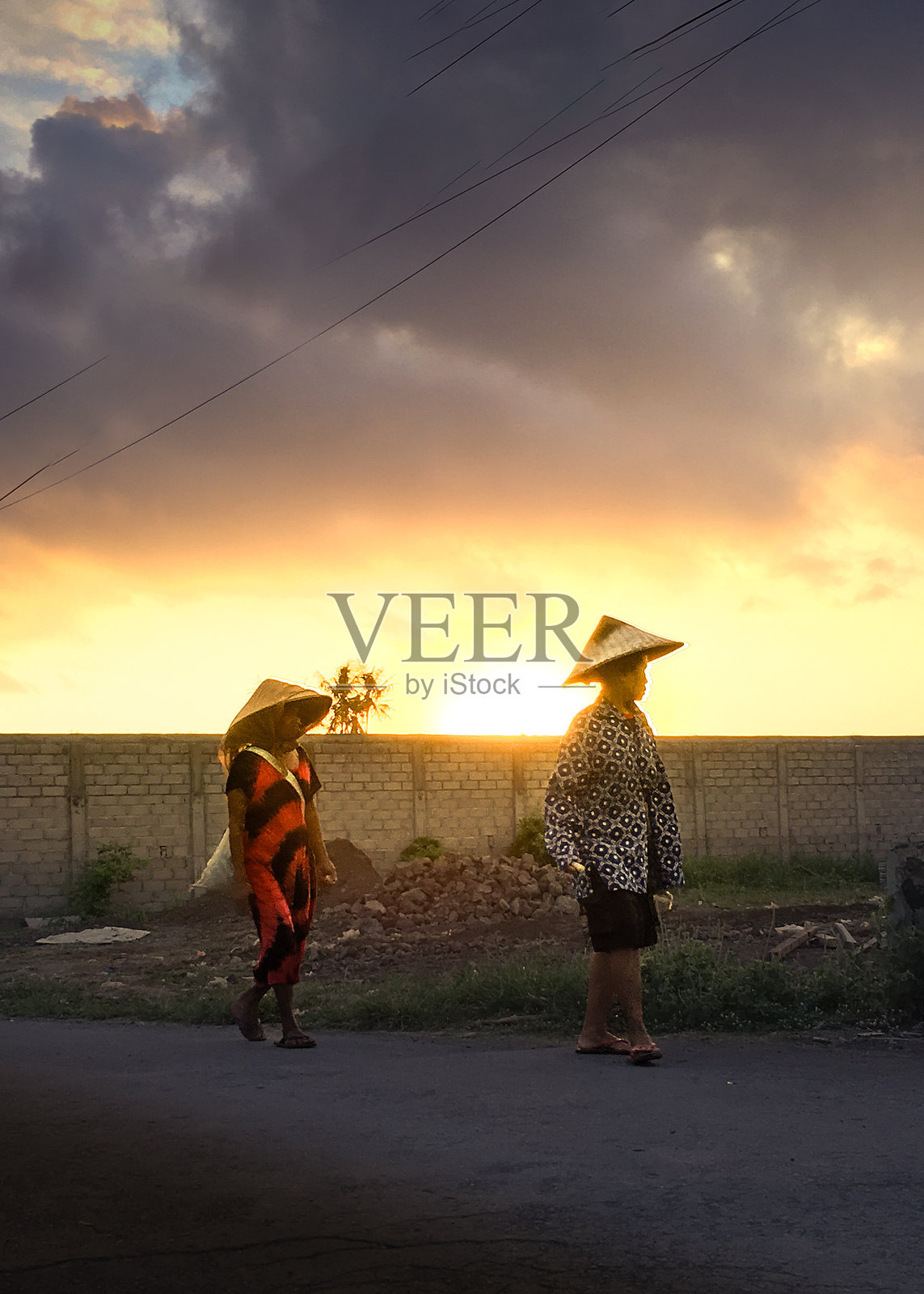 早晨两位农民去工作。照片摄影图片