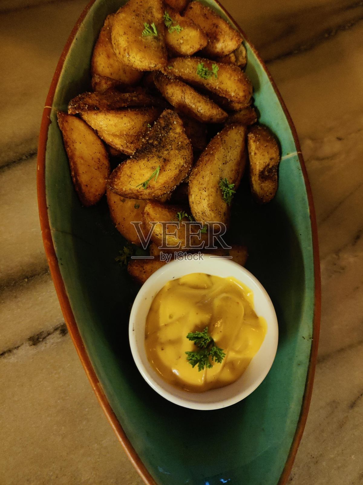 奶酪青柠蘸酱的土豆角，工作室拍摄 - 股票照片照片摄影图片