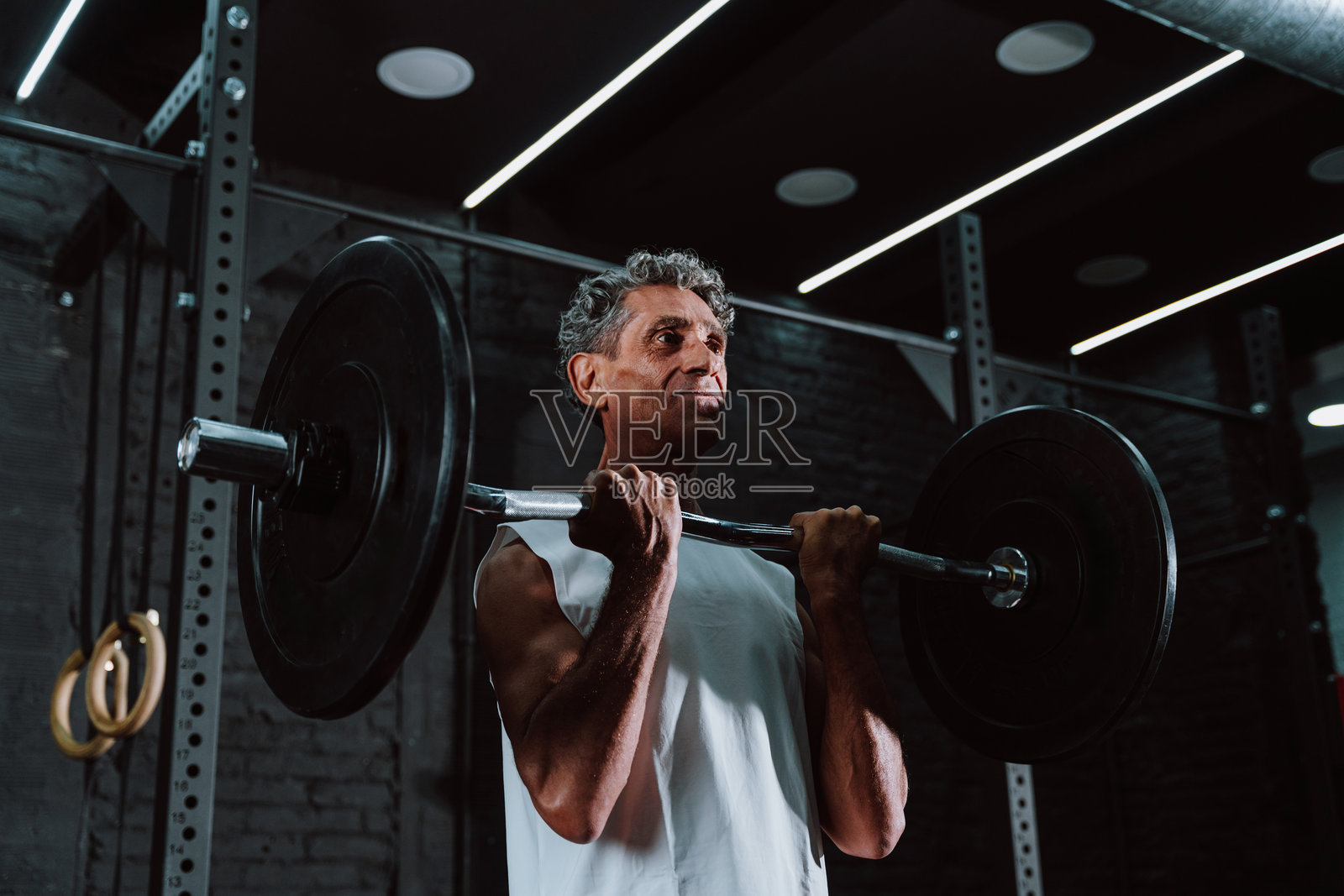 健身房里健壮的老年男性照片摄影图片