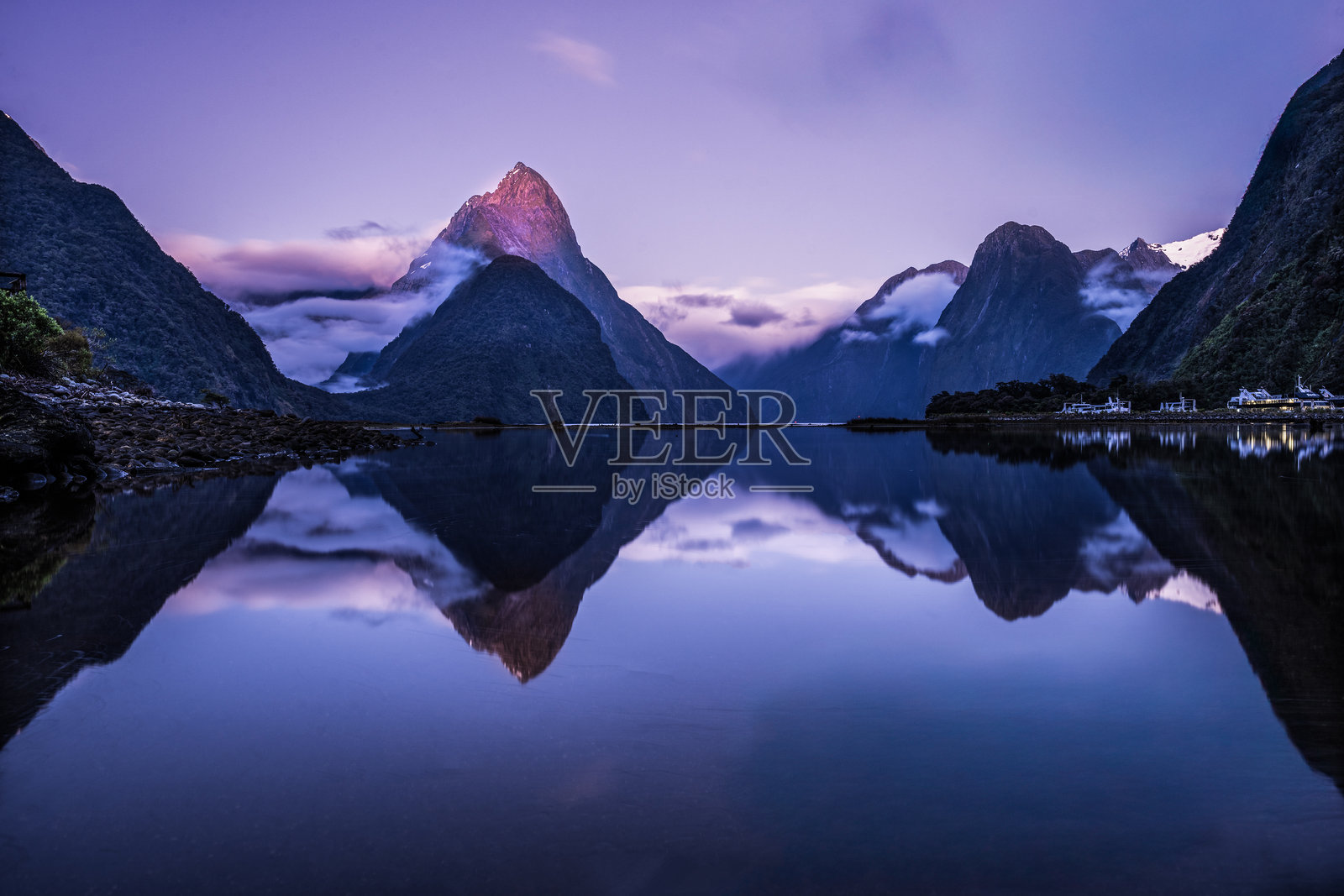 新西兰黄昏时分的米特峰倒影照片摄影图片