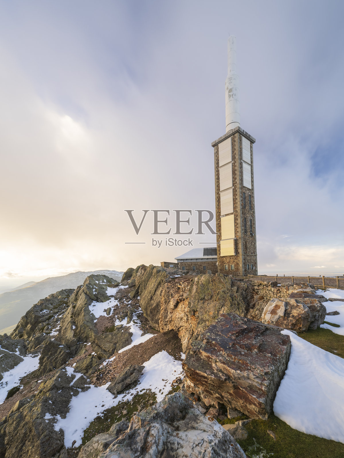 佩尼亚德弗朗西亚（Peña de Francia）日落时的电视中继天线塔，位于萨拉曼卡（Salamanca）拉尔贝尔卡（La Alberca）。照片摄影图片