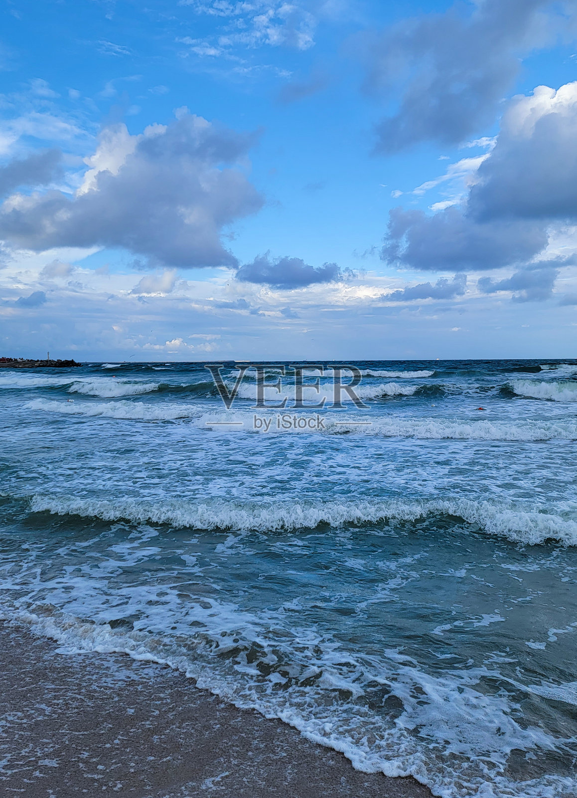 罗马尼亚黑海的大浪场景，竖版照片照片摄影图片