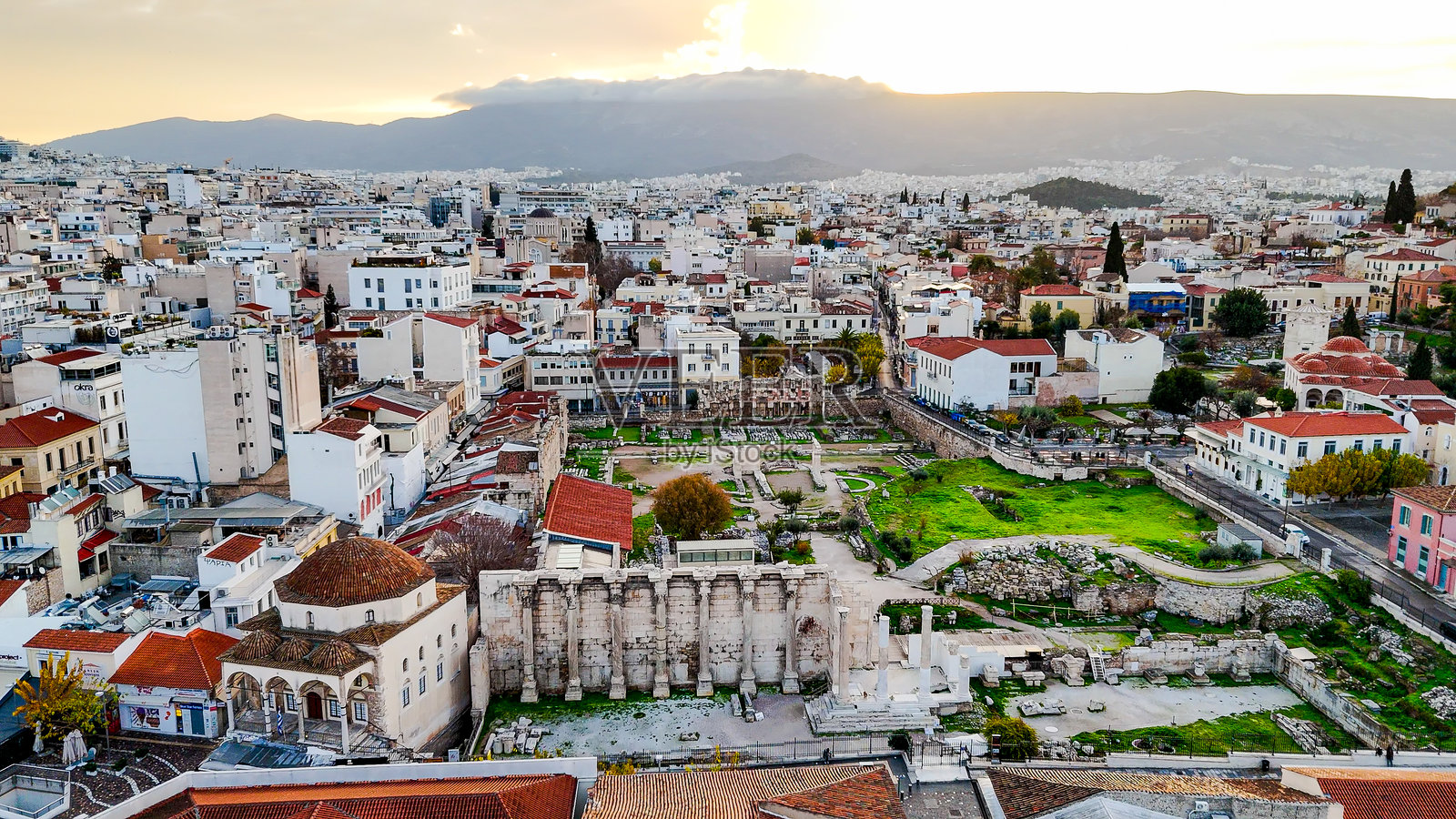 雅典希腊哈德良图书馆、罗马市集和帕台农神庙的鸟瞰图，展示了古代遗址和标志性地标，周围是城市风景，夕阳下的文化遗产与旅游概念照片摄影图片