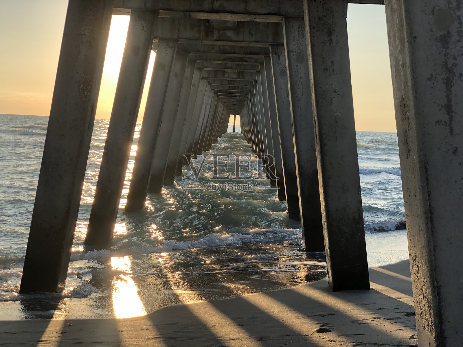 码头下方照片摄影图片