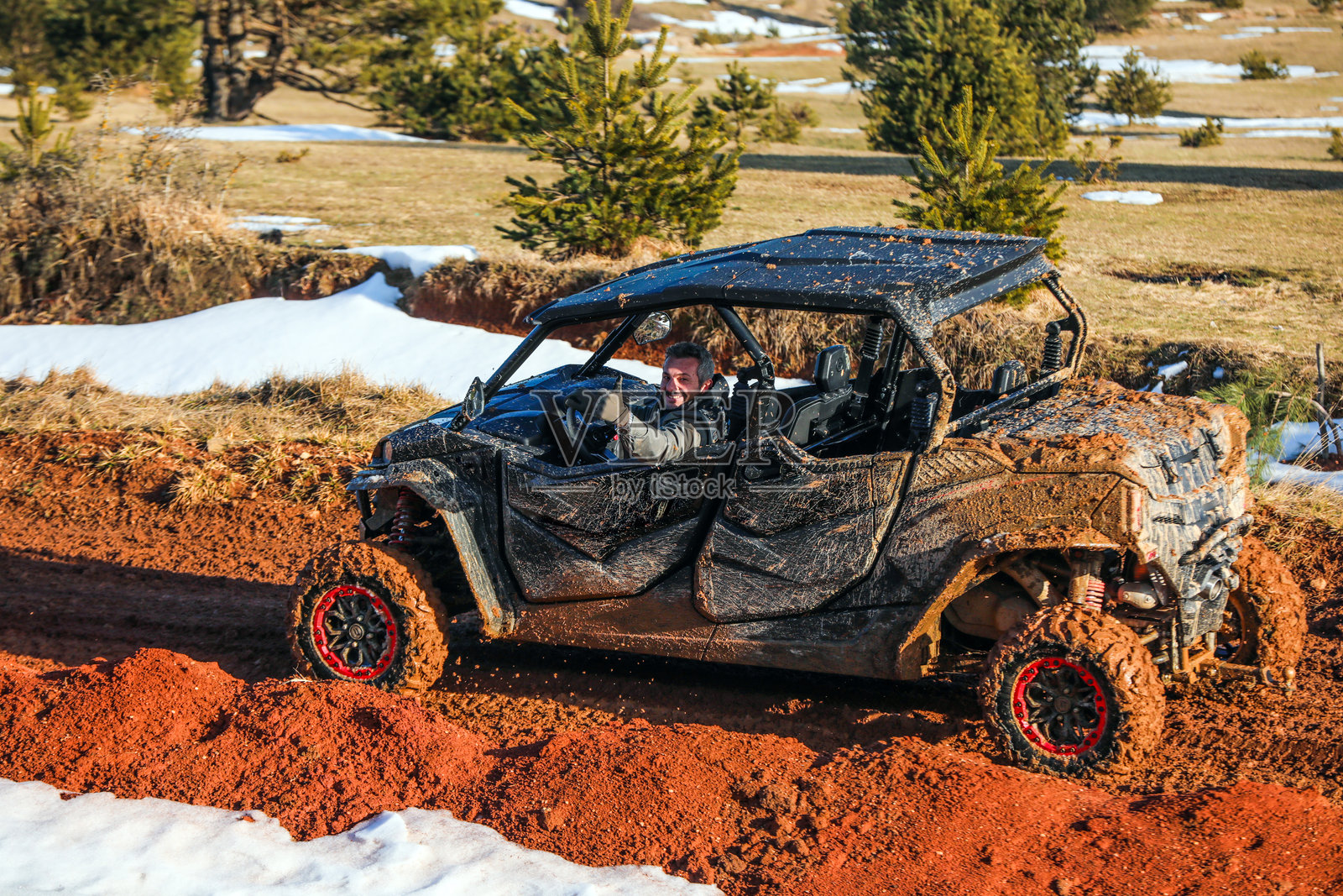 全地形车，越野赛道，冒险与肾上腺素照片摄影图片