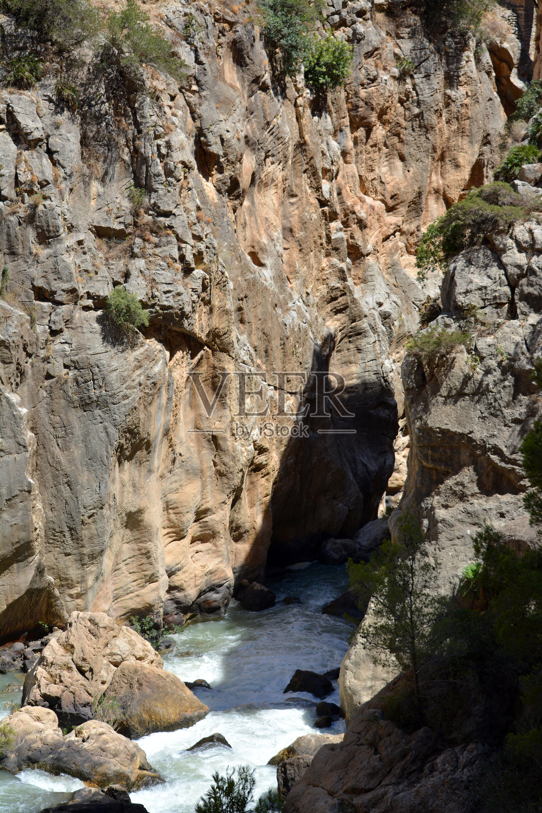 安达卢西亚，西班牙的国王小道上的岩石悬崖照片摄影图片