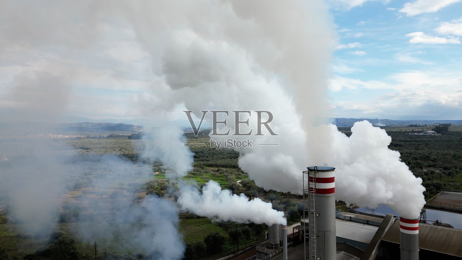 大气污染和工厂排放的燃烧烟气释放到空气中 - 烟囱排放细小灰尘雾霾 - 气候变化和全球变暖概念 - 烟道无人机航拍视角照片摄影图片