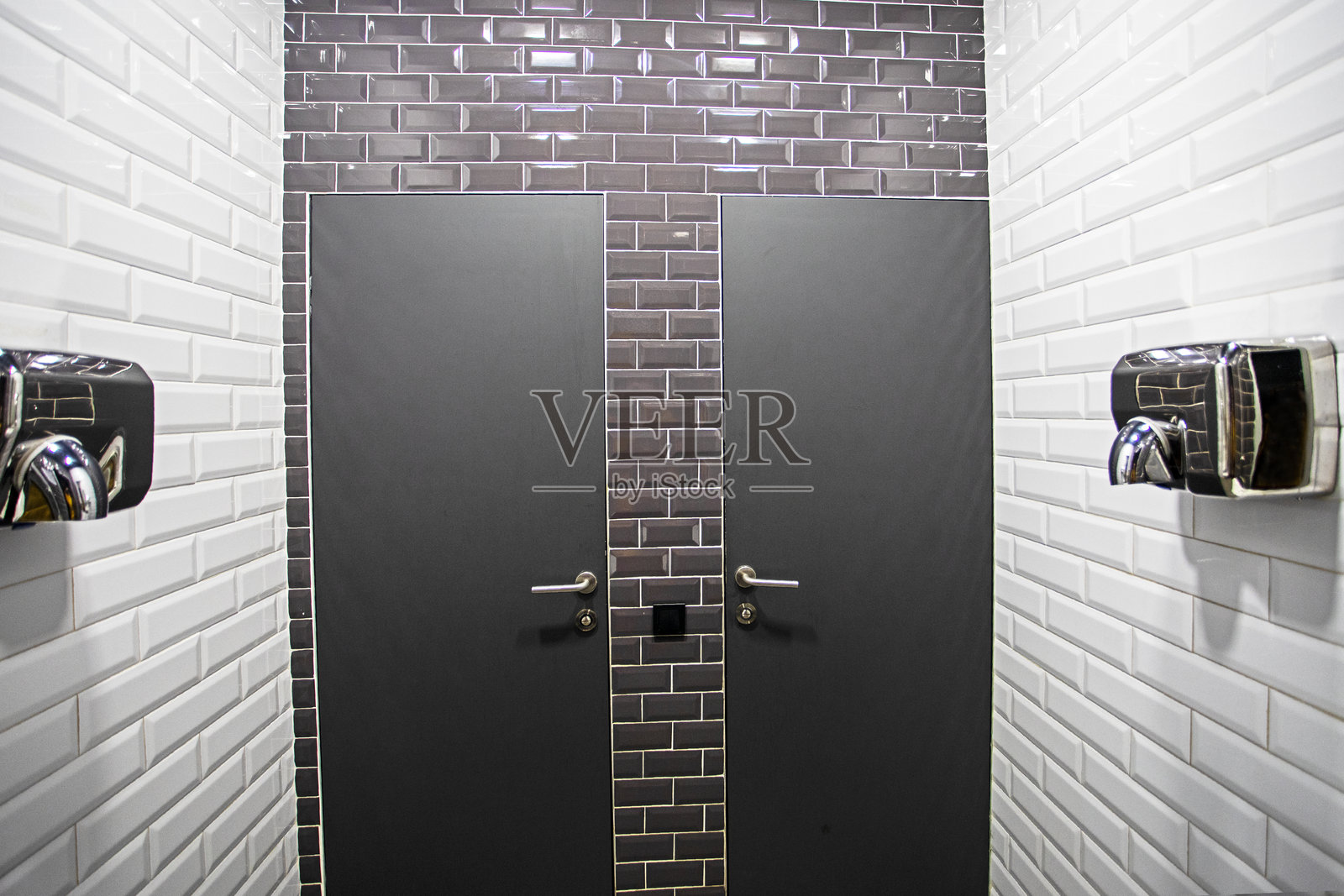 时尚的室内设计，采用对比鲜明的棕色和浅色瓷砖。照片摄影图片