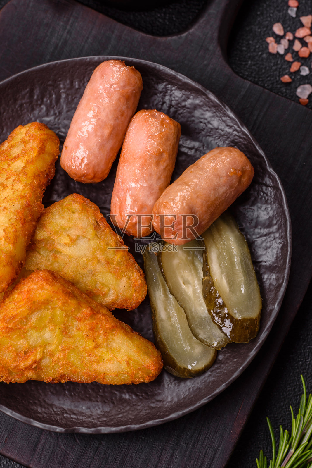 土豆洋葱煎饼，加入盐和香料照片摄影图片