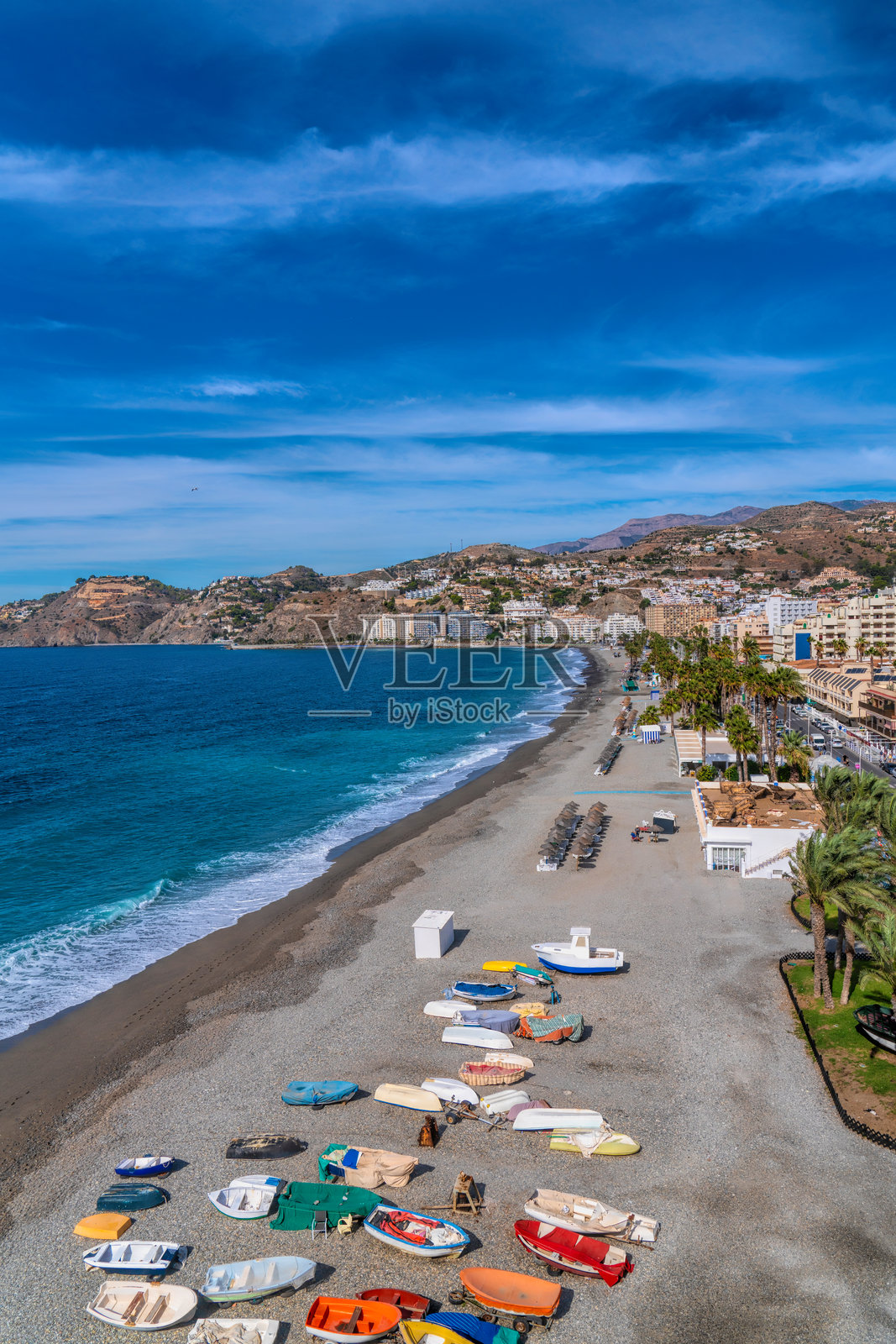 西班牙阿尔穆涅卡尔海滩从圣克里斯托瓦尔山的佩农斯观景台俯瞰的景色，太阳海岸。照片摄影图片