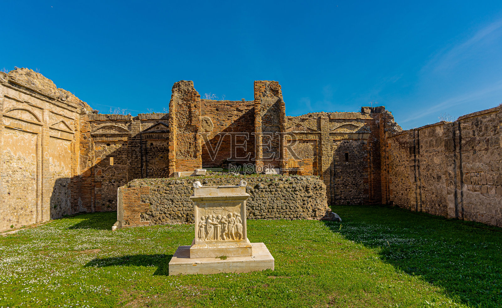 庞贝考古遗址的废墟概览，显现的柱子和墙壁，草坪或房屋中央部分可见。照片摄影图片