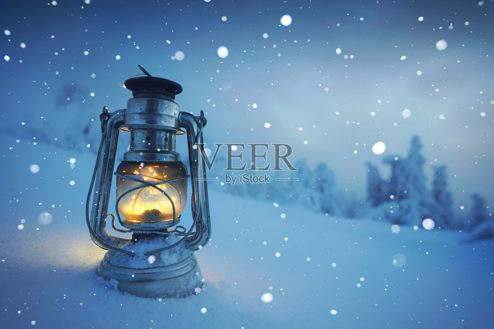 浪漫的冬季风景 - 雪中的复古灯笼照片摄影图片