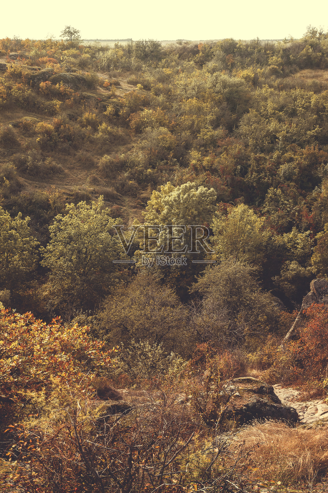 壮丽的秋天在山谷中，巨大的岩石照片摄影图片