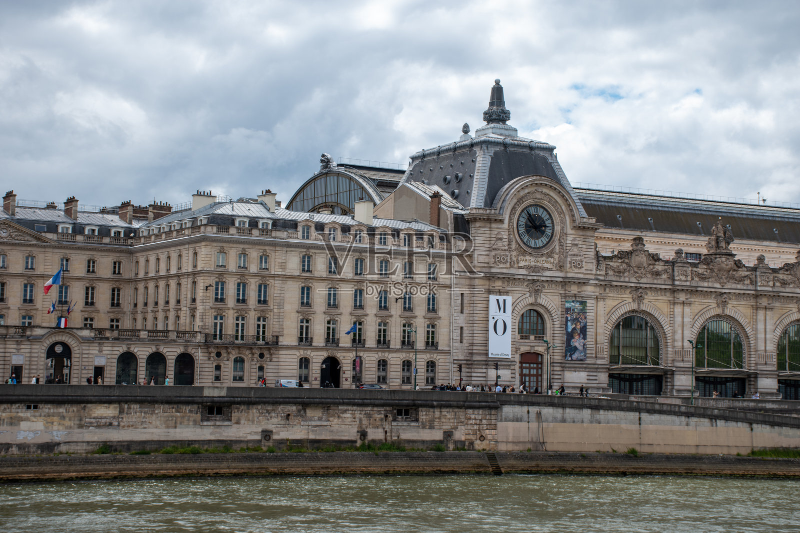 从塞纳河对岸看到的奥赛博物馆。照片摄影图片