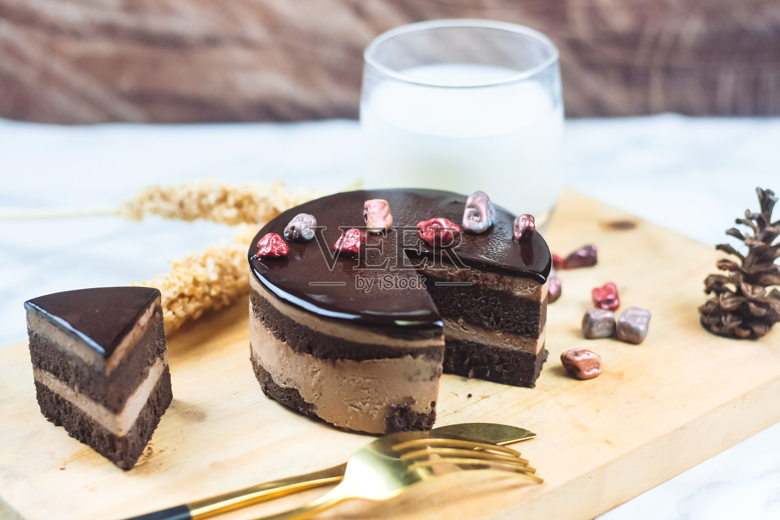 一杯清澈玻璃杯中的清爽果昔照片摄影图片