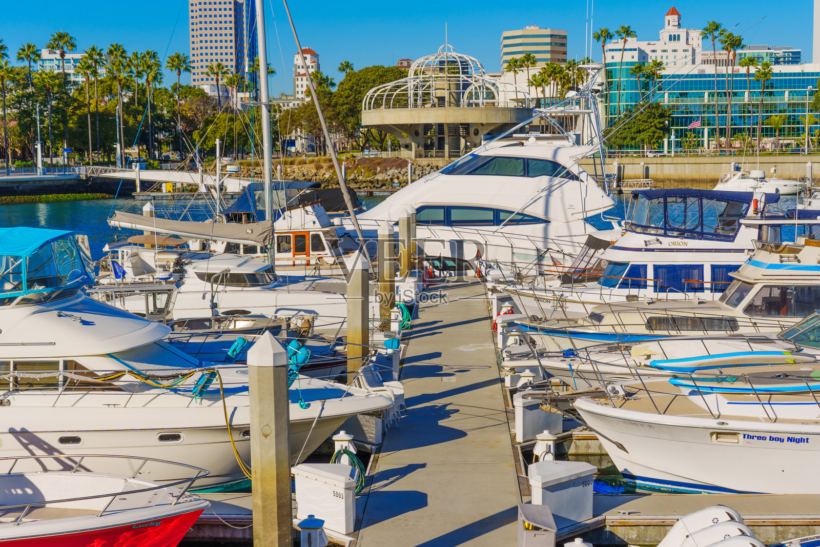 加州长滩繁忙的码头与船只照片摄影图片