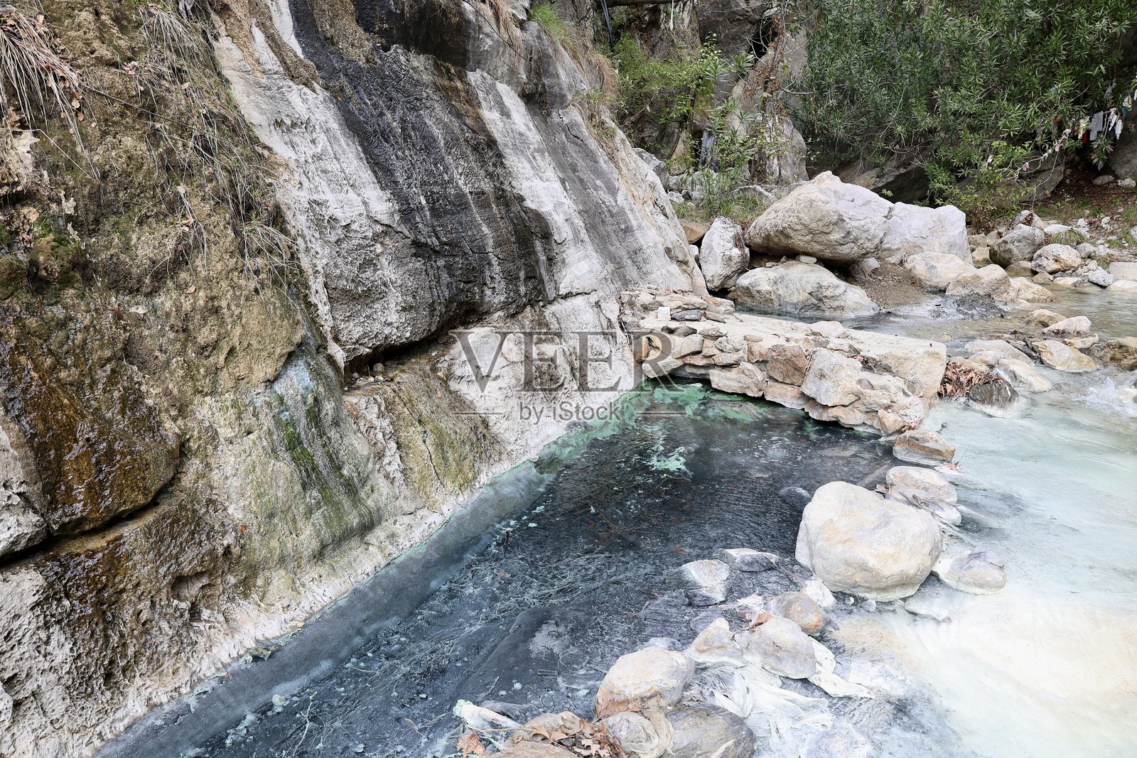 山间河流中的硫化氢照片摄影图片