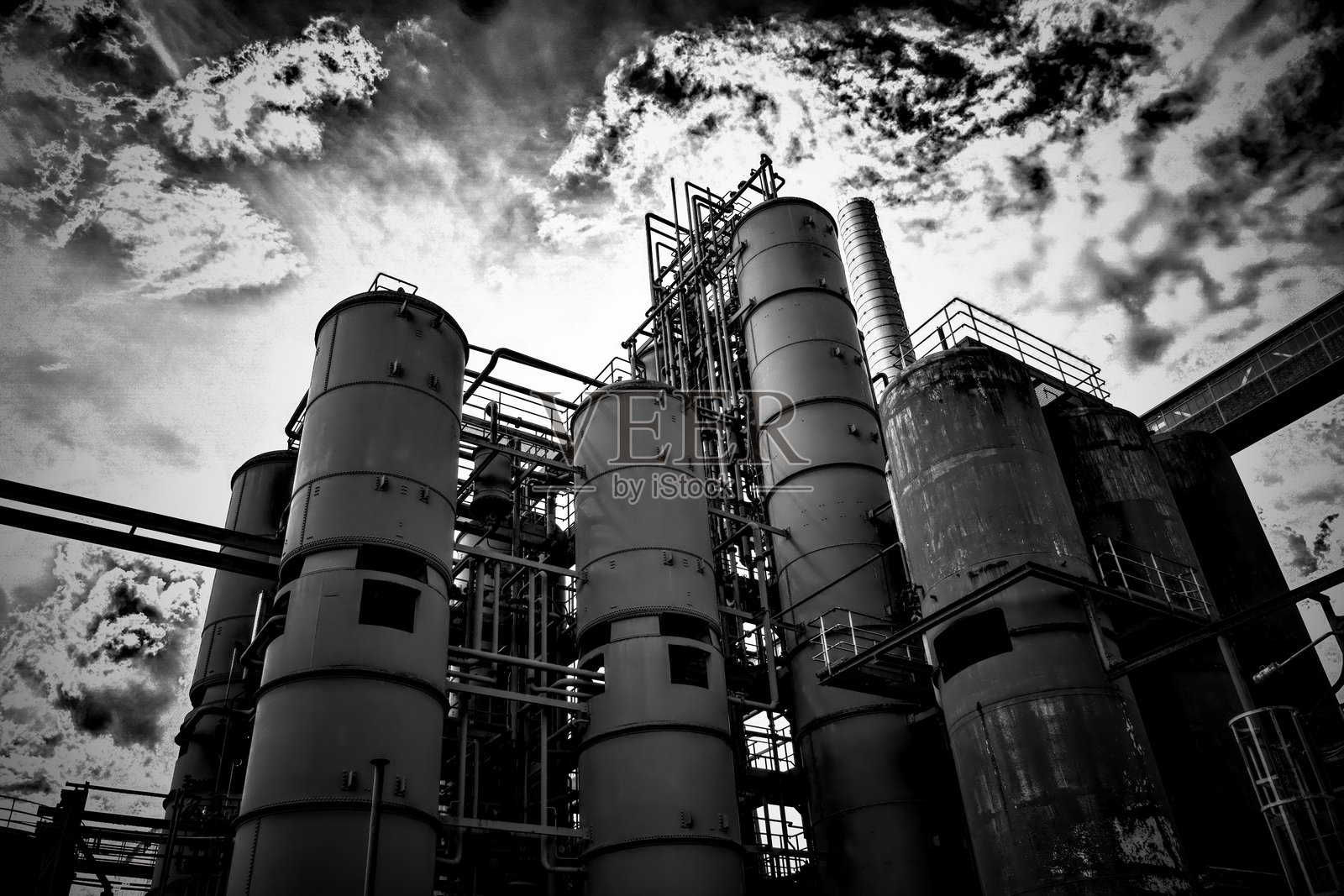 低角度视图的建筑与天空相对照片摄影图片