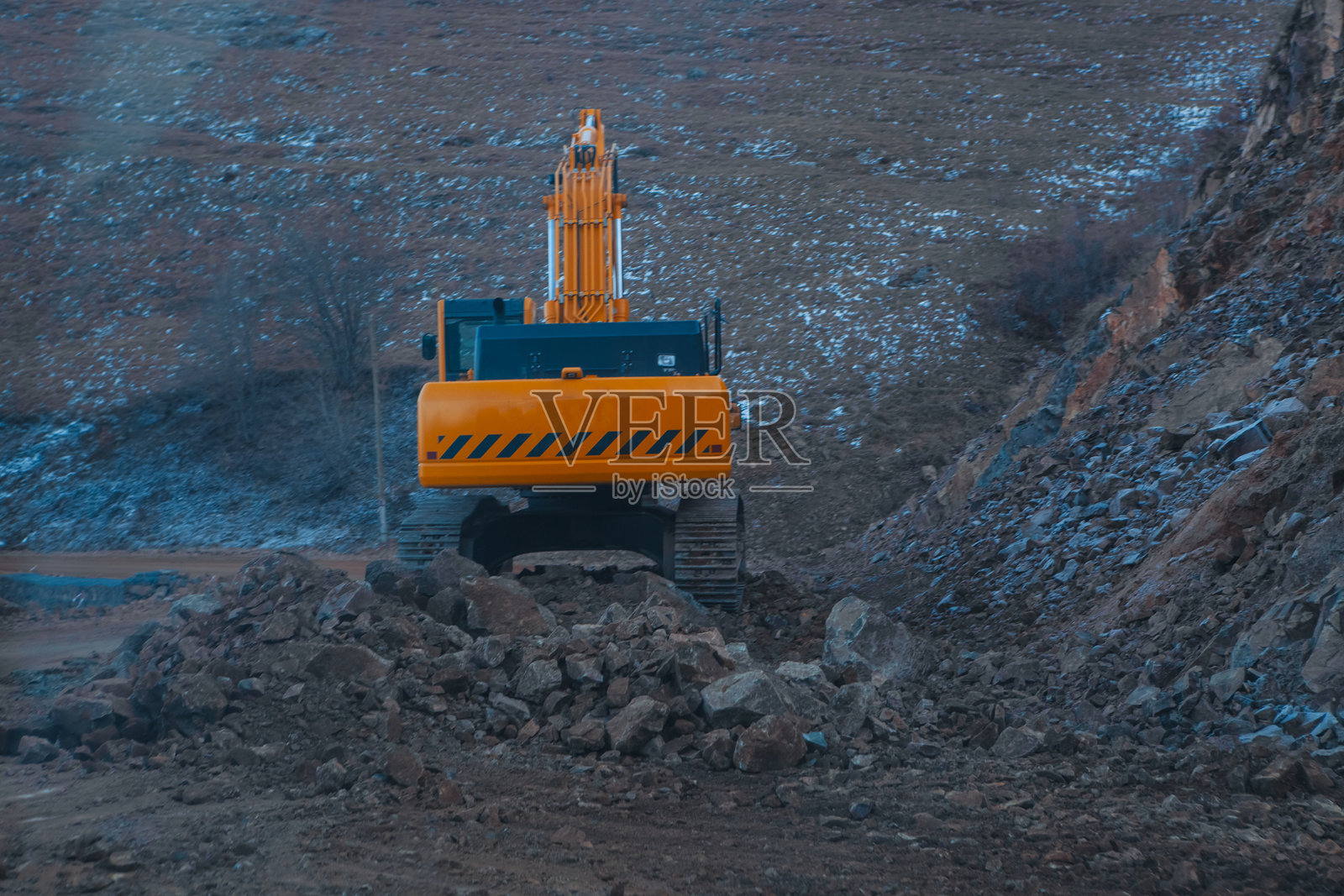 采石场中的挖掘机作业照片摄影图片