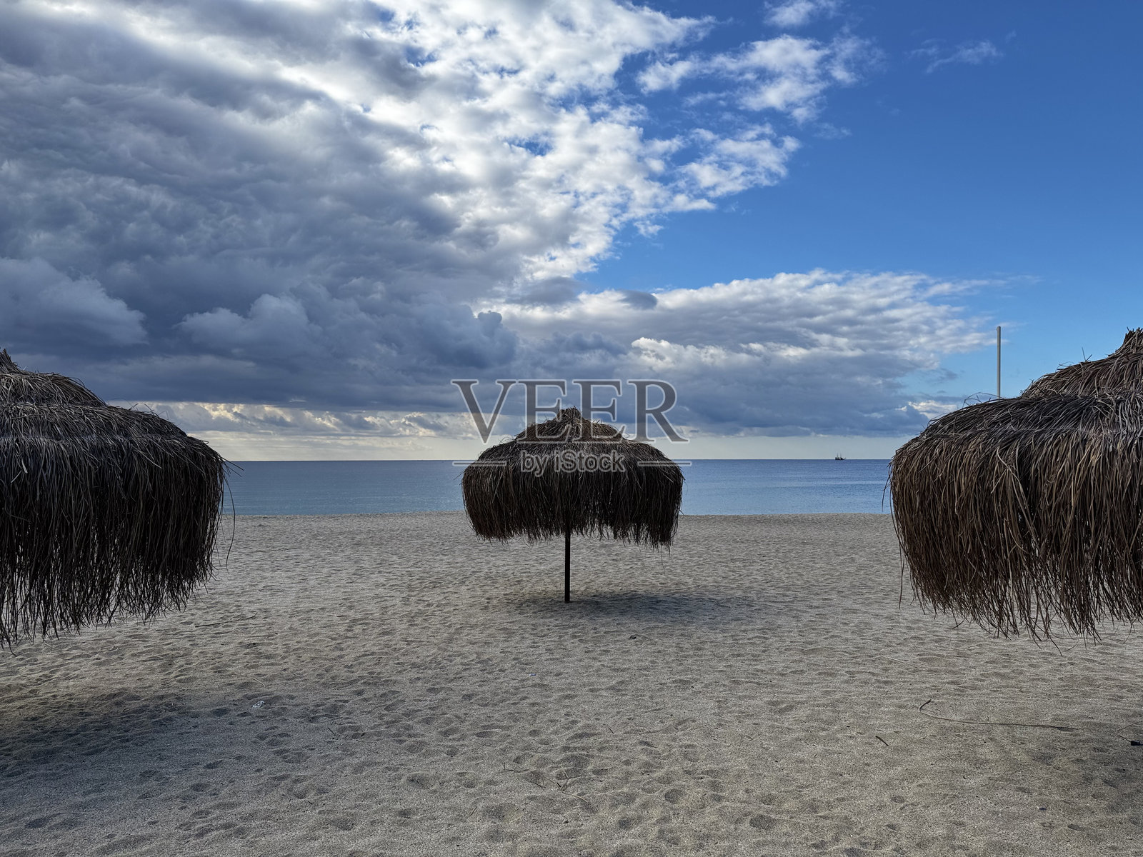 海滩椅与日落照片摄影图片