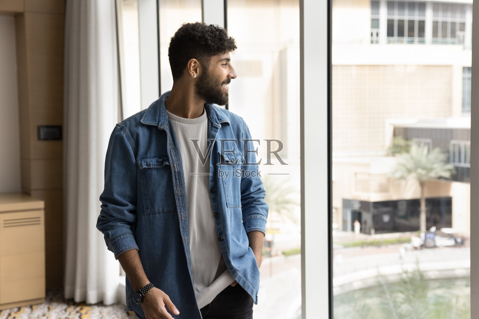 阿拉伯员工站在办公室里望向窗外照片摄影图片