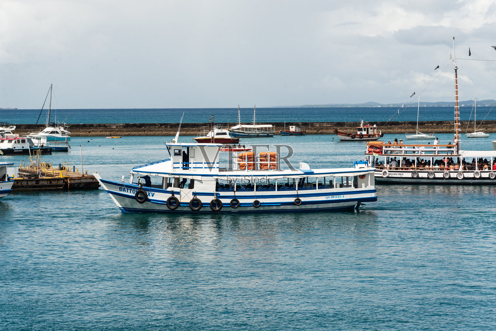 在圣母湾航行的客运船只景观。巴西，萨尔瓦多。照片摄影图片