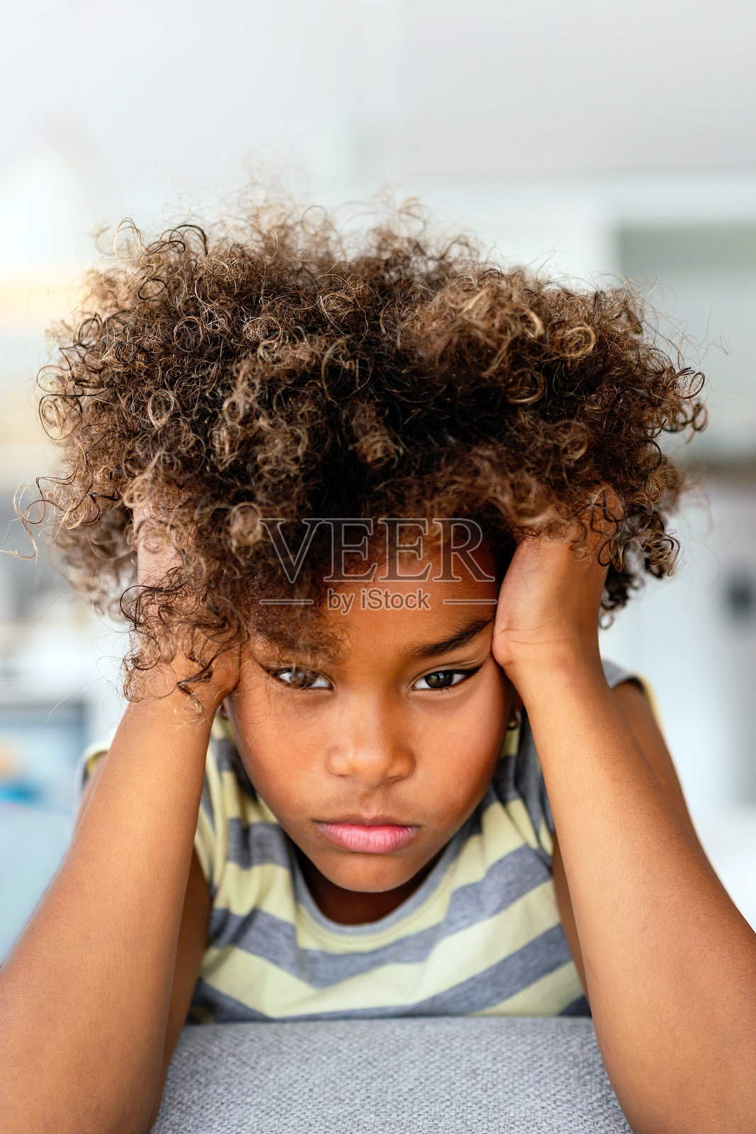 面露不满的少女肖像，表情悲伤、不快乐。青少年人际问题概念照片摄影图片