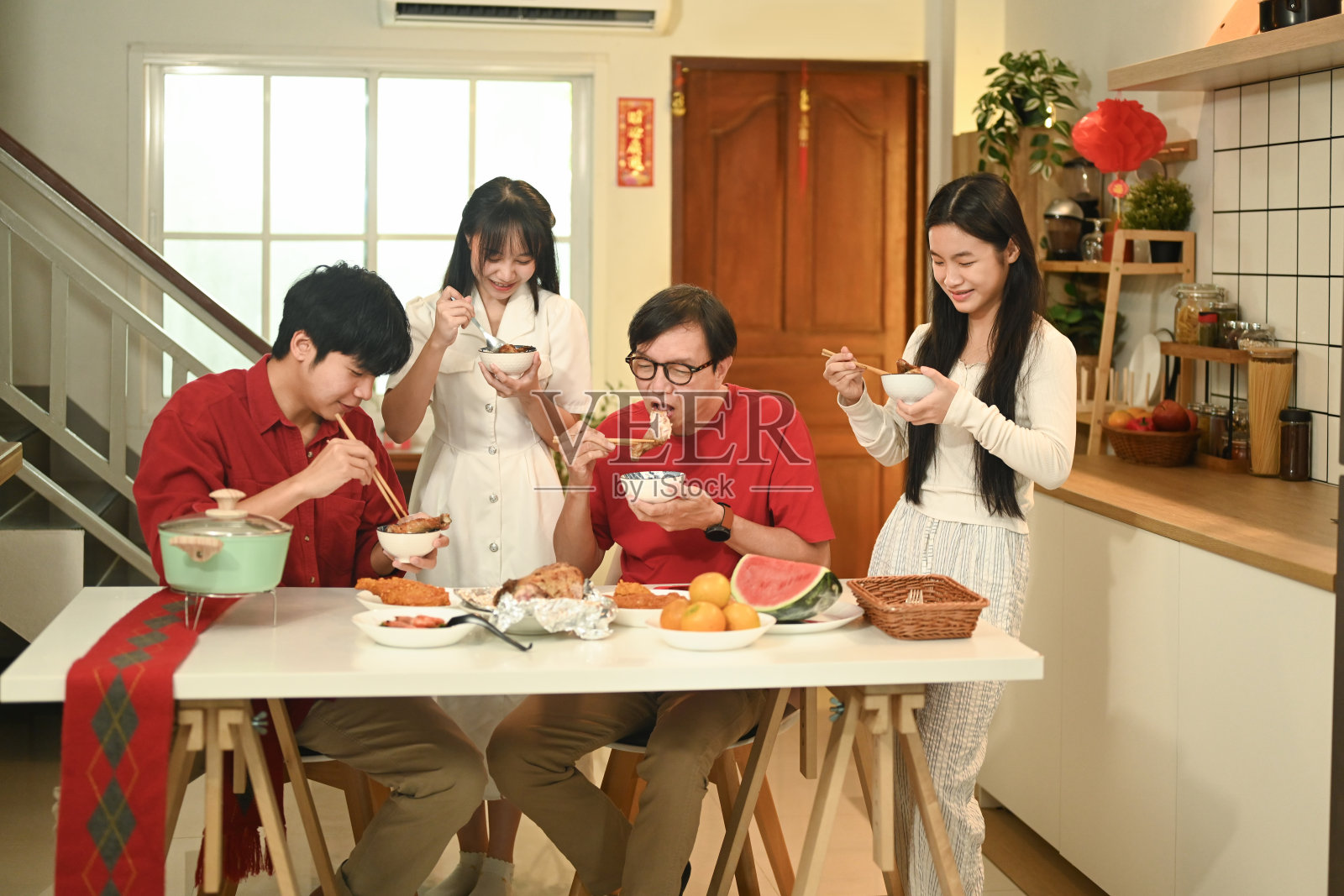 快乐的亚洲华人家庭在春节期间一起享用传统美食照片摄影图片