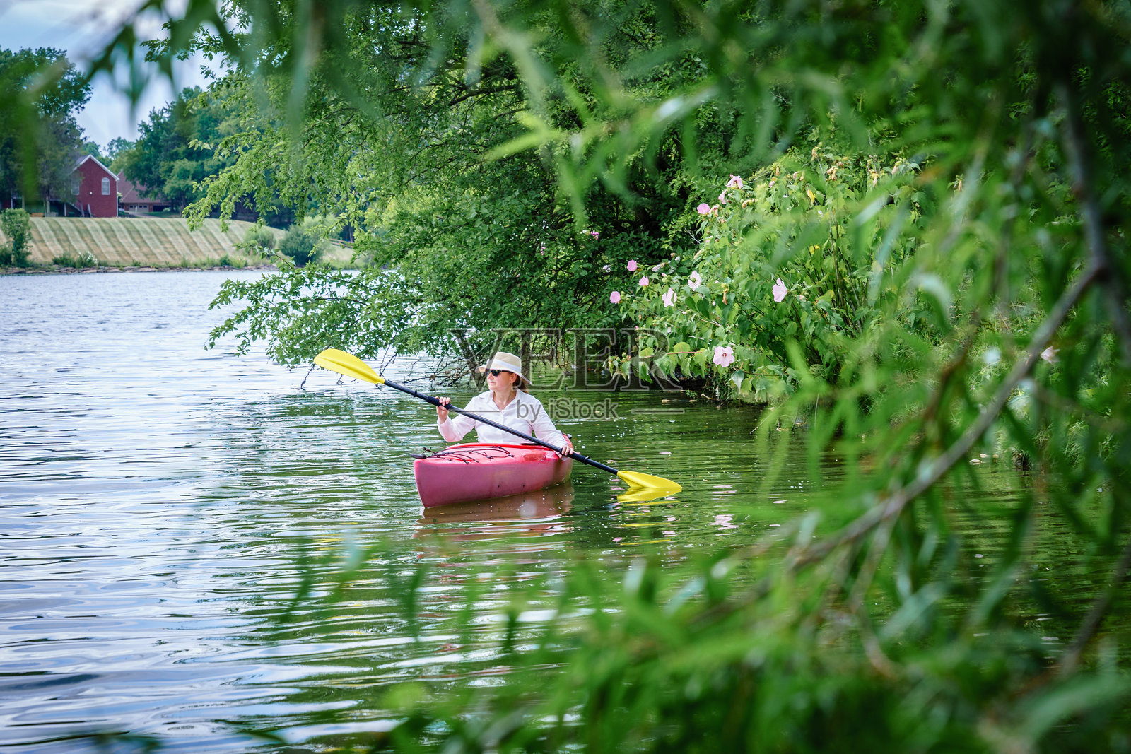 在湖上划皮艇照片摄影图片